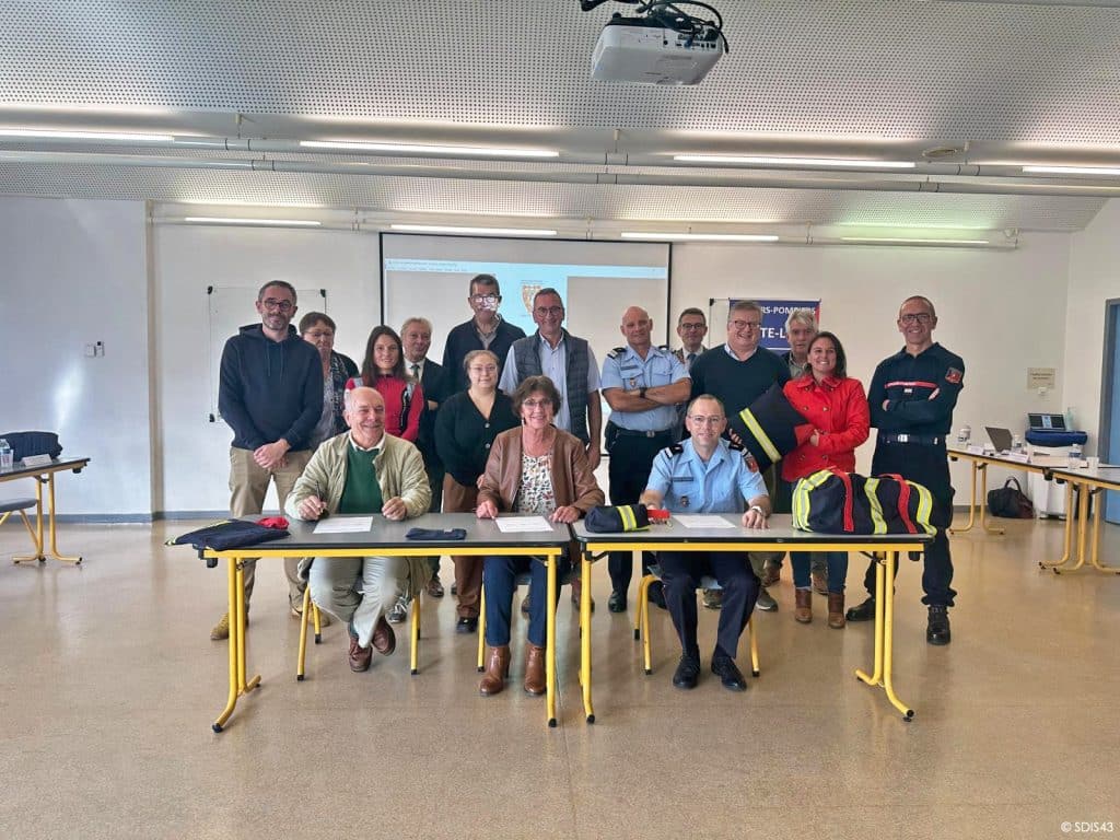 Notre entreprise est fière d'annoncer la signature d'un partenariat avec le SDIS43 et l'UDSP43.
Dans le cadre de cette collaboration, nous avons récupérés des tenues de pompiers usagées pour leur donner une seconde vie en créant de nouveaux produits uniques.
Ces articles, issus du recyclage de ces équipements emblématiques, sont désormais disponibles à la vente.
De plus, dans un esprit de solidarité, une partie des bénéfices sera reversée à l'œuvre des pupilles de l'Etat, en soutiens aux familles des sapeurs-pompiers.